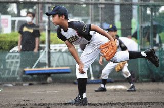[photo]　松の子スパークスの先発・伊藤謙真。４イニング無安打４三進１四球の好投を見せホームを守った