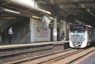 白杖女性が電車に挟まれ死亡　京成立石駅でホームドアなく転落