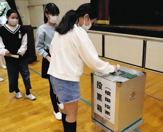リアルな選挙を体験！　さいたま市の常盤小6年生が模擬投票
