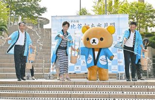 リラックマが打ち水で涼運ぶ…温度はどれくらい下がった？　「エンタの街　日比谷　打ち水月間」8月末まで
