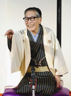 落語を演じる三遊亭円丈さん＝２０１０年３月、東京・浅草で