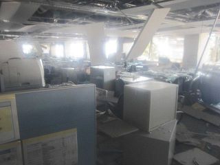地震で天井パネルが落ちるなどした事務本館＝東京電力提供