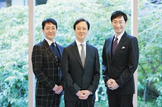 「ふるあめりかに袖はぬらさじ」に出演する（左から）河合雪之丞、坂東玉三郎、喜多村緑郎
