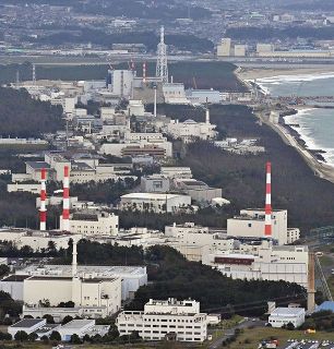 日本原子力開発機構の東海再処理施設（手前）と日本原子力発電の東海第二原発（後方）＝茨城県東海村で、本社ヘリ「おおづる」から