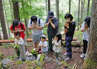 墓標の前で「初めまして」　2歳児ら3世代での慰霊登山も　日航ジャンボ機墜落37年