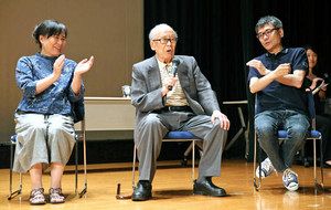 「平和の俳句」の選者を務め、選考を振り返る（左から）夏井いつきさん、金子兜太さん、いとうせいこうさん