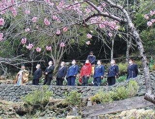 両神山で開山式　登山客の無事祈る　小鹿野