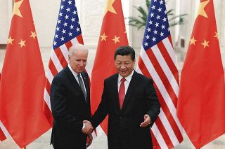 ２０１３年１２月、中国の習近平国家主席と握手するオバマ政権の副大統領当時のバイデン＝ゲッティ・共同