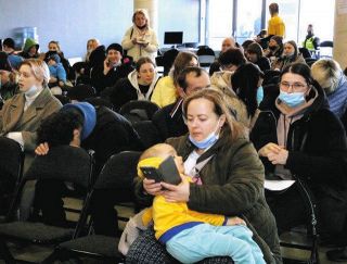 リトアニア・シャウレイ広域市の難民センターに、難民申請のために訪れたウクライナ人ら（同市社会福祉協議会提供）