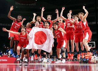 バスケット女子で銀メダルを獲得し、喜びを爆発させる日本チーム＝８日、さいたまスーパーアリーナ（今泉慶太撮影）