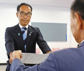 知事選で初当選　大野さんに証書　「県民本位の政治を貫く」