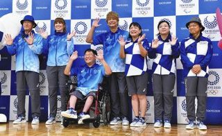 東京五輪ボランティア　藍、あふれるユニホーム