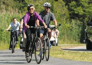 79歳バイデン大統領、夫婦でサイクリング中に転倒も「大丈夫」　45回目の結婚記念日で休暇中