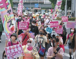 安倍元首相の国葬反対を訴え、デモ行進する「ＬＯＶＥ　ＰＥＡＣＥ　ＰＡＲＡＤＥ」の参加者 ＝20日、東京都中央区で
