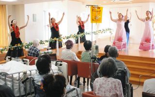 つくばの緩和ケア病棟に癒やし　フラダンスで「夏」届ける　がん患者ら イベント楽しみに