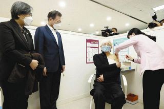 「文在寅大統領を第１号に」「実験台にするのか」　韓国でワクチン接種始まる