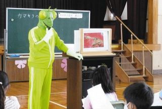 カマキリのお面をかぶり授業をする大熊さん＝加須市立原道小学校で
