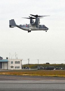 離着陸やホバリングの様子が公開された陸上自衛隊の輸送機オスプレイの飛行訓練＝６日午前１０時５１分、千葉県木更津市で