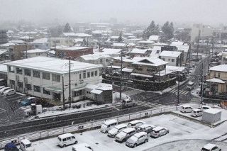 御殿場などで銀世界　市街地も１０センチ積もる　県東部降雪
