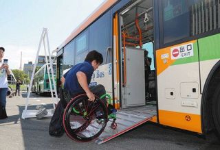 ＜東京２０２０＞駅やバス乗り場「案内工夫を」　五輪会場への移動障害者が検証