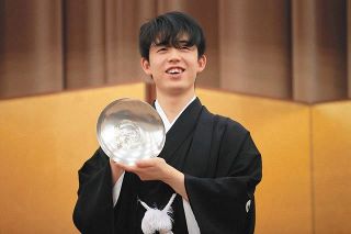 藤井聡太王位が史上最年少で通算200勝　デビューから4年1か月で到達