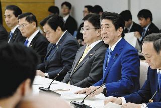 「一斉休校」首相決断の舞台裏　官邸は文科省の代案を突っぱねた