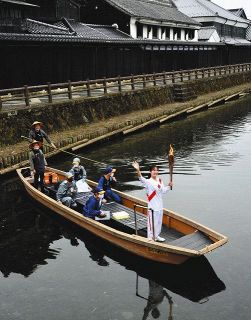 県内８市町リレー　遊覧船で聖火つなぐ　栃木市船頭「街も元気に」　