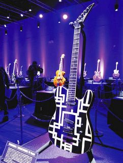 布袋寅泰さん愛機に光　来年活動４０周年　ギター４０本　Ｇメッセ群馬で展示