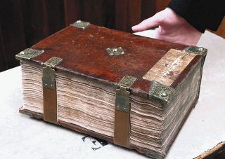 表紙が革と木でできた１５世紀のドイツの本。当時の本は平置きにするのが一般的だったため、表紙に鋲（びょう）が打ってある
