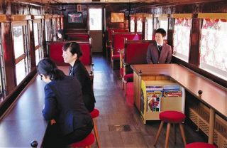 旅情誘う木目調の内装　観光企画で県とＪＲ支社、旧型客車を公開