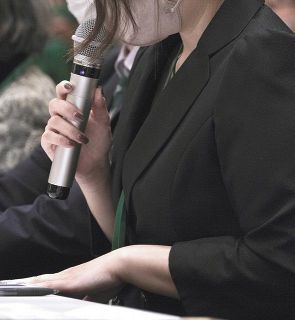 東電を提訴後、記者会見する原告の女性