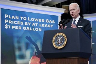 バイデン米大統領、ガソリン税の一時停止を議会に要請　インフレ対策で支持率挽回狙うも効果未知数