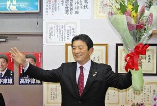 府中市長選　高野さん盤石３選　投票率３１・９２％　「福祉の充実目指す」