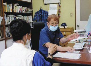 蟻塚医師（奥）の「メンタルクリニックなごみ」には、朝から夕方遅くまで地域の人や被災者らが訪れる＝７月、福島県相馬市で