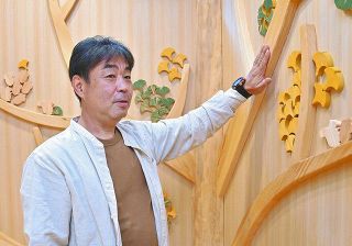 大谷貴志館長。壁のイチョウのおもちゃは、北檜原小学校に植わっていたイチョウの木が使われている