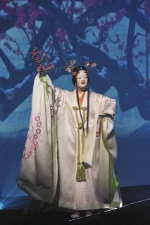 ファッションと能楽、融合　森英恵・コシノヒロコ・コシノジュンコ　3人デザインの衣装で26日公演　観世能楽堂