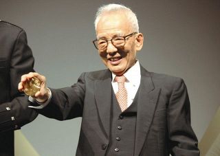 【動画あり】「大変ハッピーです」真鍋淑郎さんにメダル授与　気候科学でノーベル物理学賞