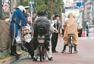 小学生の子どもの自転車同乗を認めて　「青切符」スタートで高まる要望　警察庁が「小1の壁」見直しの検討に着手