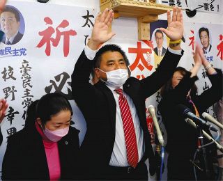 衆院選神奈川、激戦区多く　13区は立民・太栄志さん大金星　自民・甘利明幹事長破る