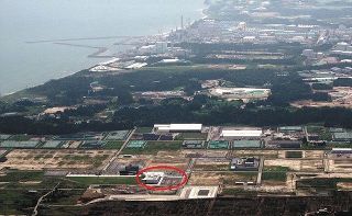 東日本大震災・原子力災害伝承館（赤丸で囲った部分）の南（写真上）には、汚染土を保管する中間貯蔵施設と福島第一原発がある＝福島県で、2020年8月4日に本社ヘリ「あさづる」から