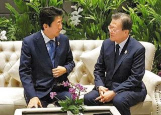４日、バンコク郊外で、安倍晋三首相（左）と韓国の文在寅大統領が約１０分間、言葉を交わした。両首脳が着席した形で対話したのは約１年１カ月ぶり＝韓国大統領府提供、聯合・共同
