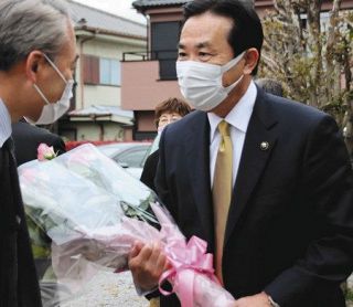 日高市長選　谷ケ崎さん無投票３選「小中一貫　推進を」