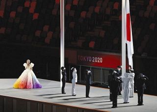 東京五輪の開会式で国歌斉唱するＭＩＳＩＡさん（左端）＝国立競技場で