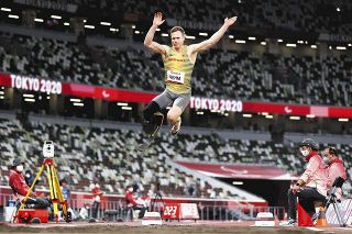 東京パラリンピックの男子走り幅跳びで３連覇を成し遂げたマルクス・レーム＝９月１日、国立競技場で（共同）