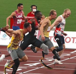 東京パラリンピックの男子１００メートル決勝で３位に入ったヨハネス・フロールス（右から２人目）＝８月３０日、国立競技場で 
