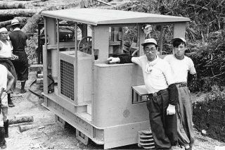 戦後　沼田市「根利森林鉄道」で活躍　特殊軽量機関車を再び　市民グループ、実物大木製レプリカ完成　