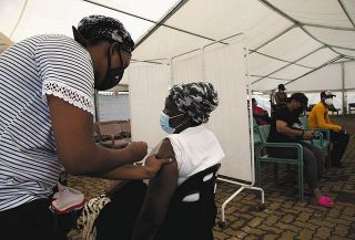 南アフリカ・ヨハネスブルク郊外で29日、新型コロナのワクチン接種を受ける女性＝ＡＰ