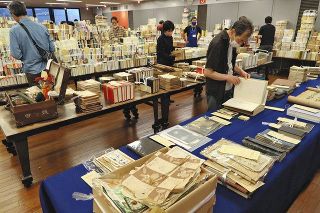 東京古書会館の市場　コロナ禍にも負けず静かな熱気　2ヵ月ぶり再開
