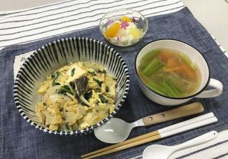 「食の甲子園」で調理する玉子丼や汁物、デザートの３品＝いずれも東京都葛飾区で