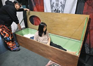 棺桶に入ってみたら「生」が見えた 言葉をかけられ、扉が閉まり…死を